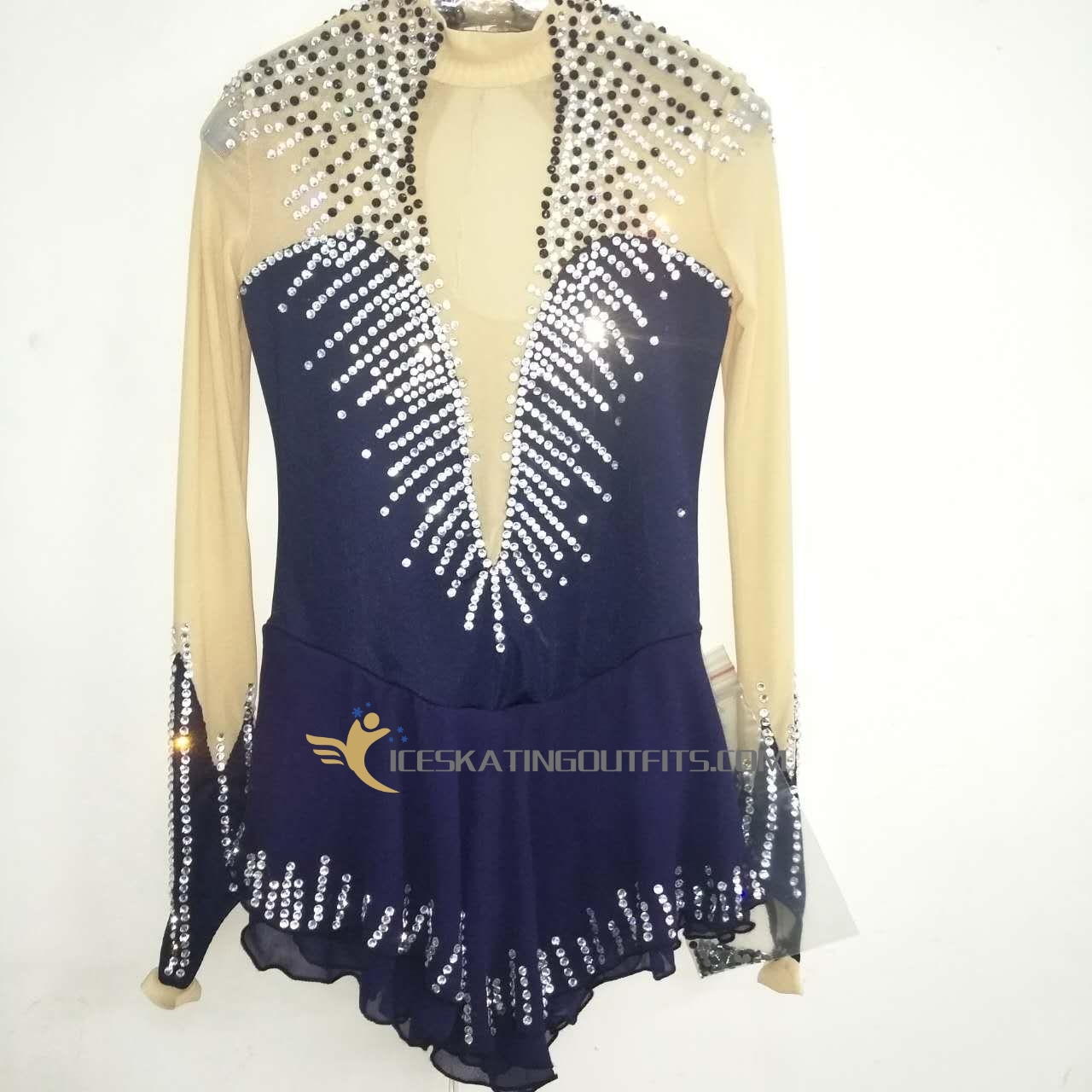 outfit for ice skating with friends for women B87